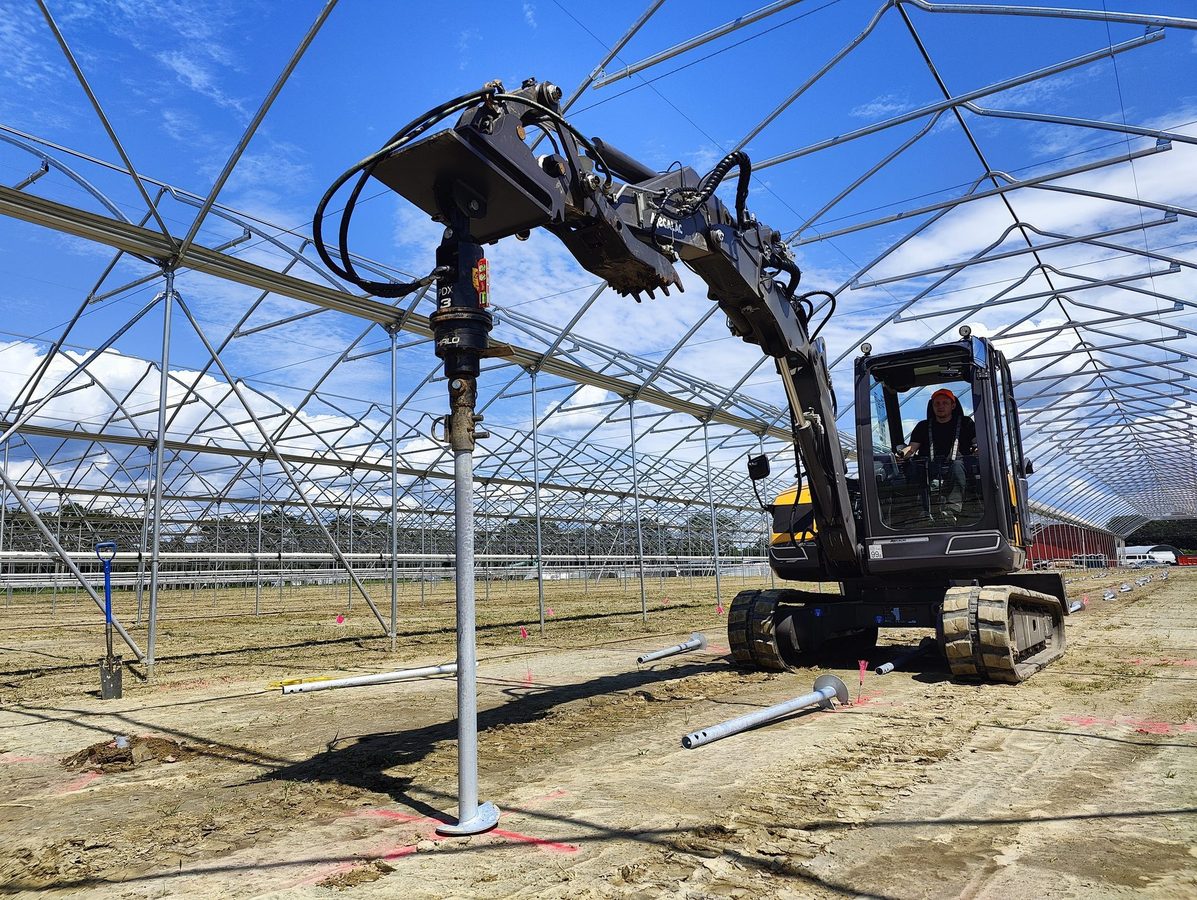 Drive head connecting to helical pile