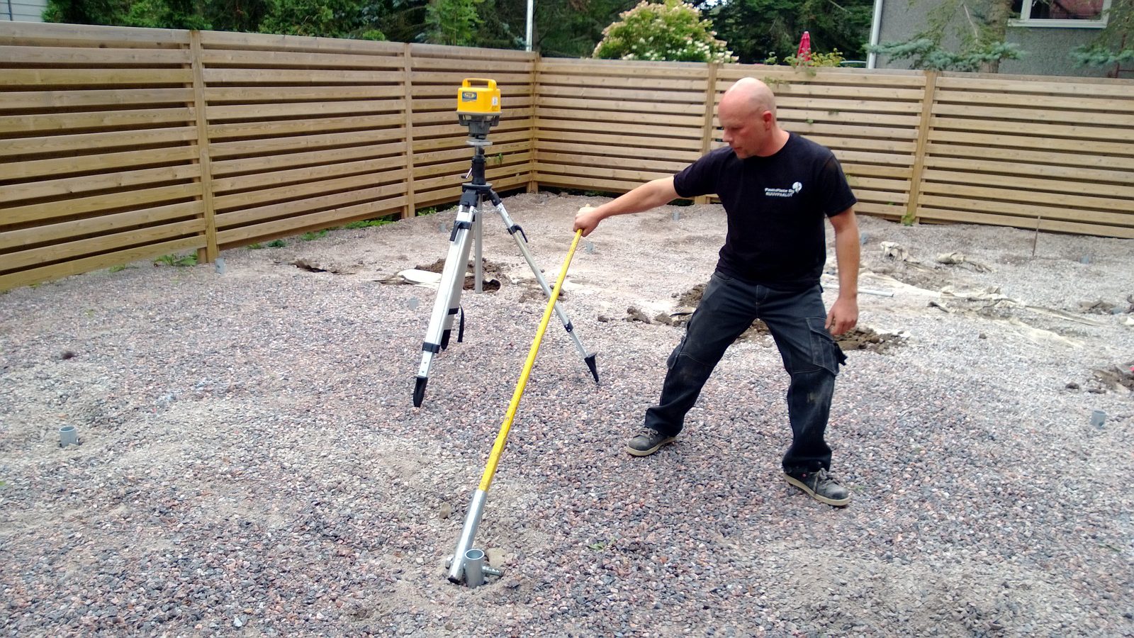 Manual installation of a HELIX screw pile - the professional alternative to ground screws