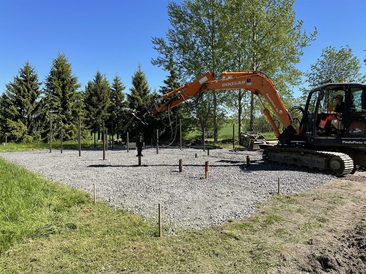 Paalupiste screw pile installation