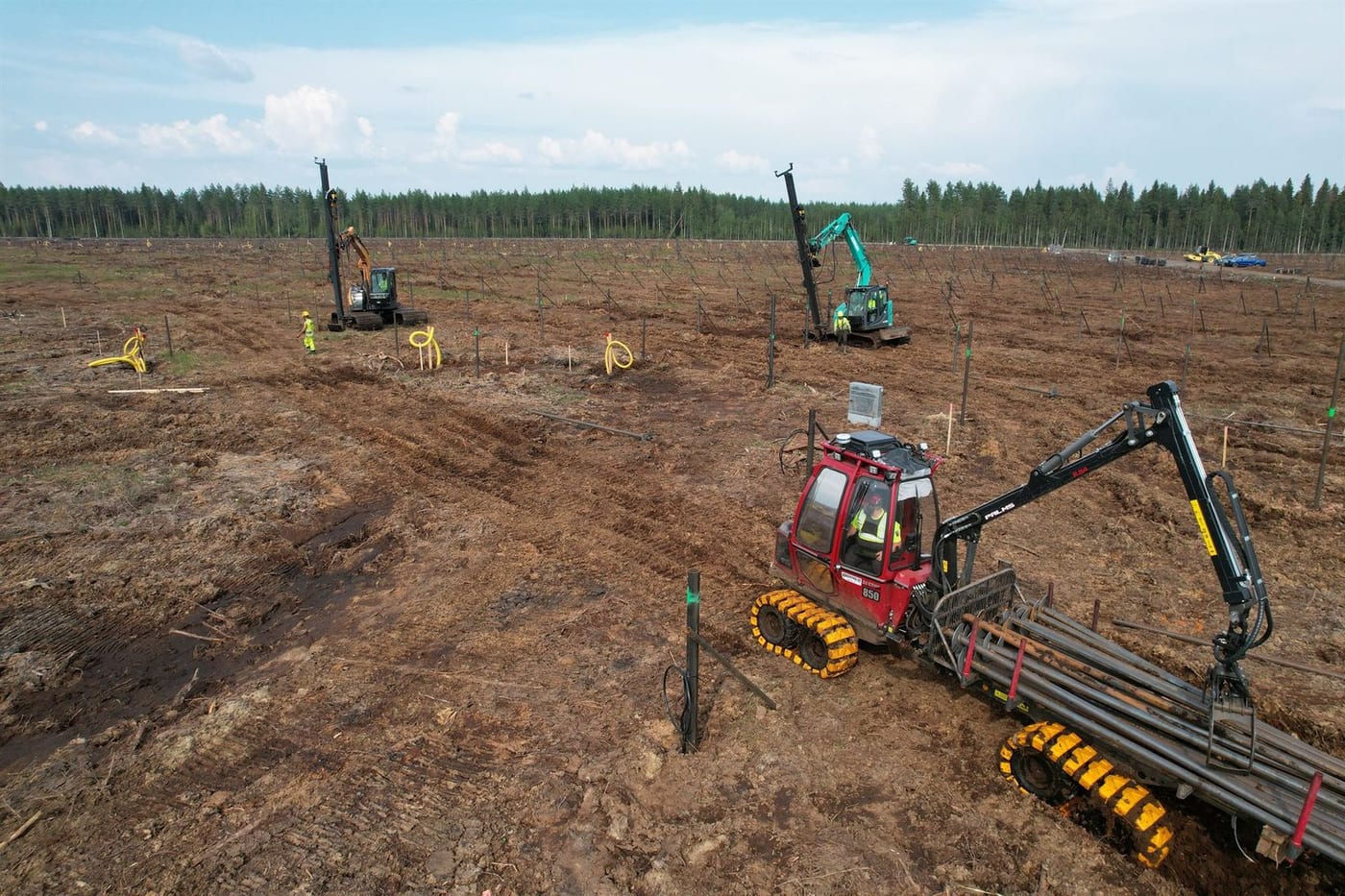 Hallanvahti solar park screw pile installation